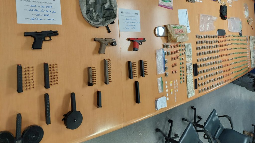  Dos arrestados con armas durante intervenci&oacute;n en San Juan 