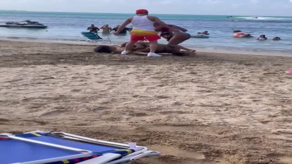  Video: A puño limpio mujeres turistas en playa de Luquillo 