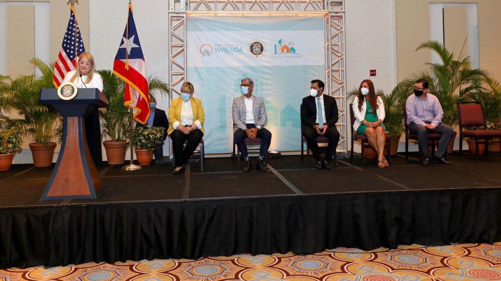  Entregan t&iacute;tulos de propiedad y vales de Secci&oacute;n 8 a familias puertorrique&ntilde;as 