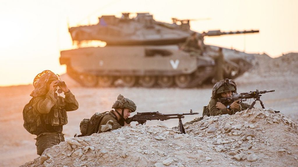 Un tanque de Israel lanza un disparo de advertencia cerca de un puesto fronterizo en Siria