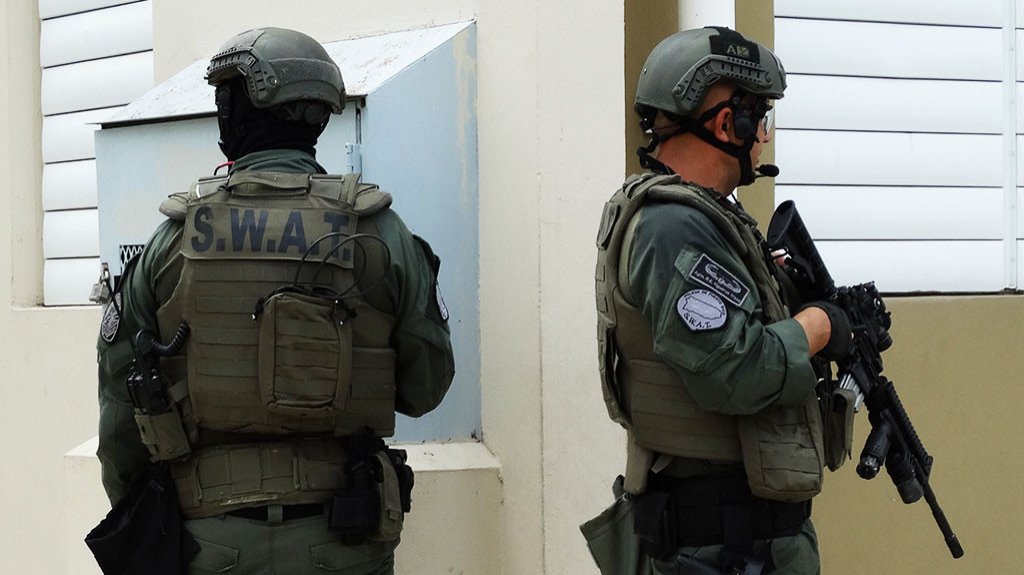  SWAT Rescata a Mujer Retenida y Arresta a Individuo Atrincherado en Toa Baja 