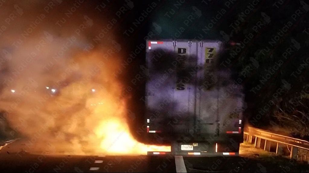  En estos momentos cami&oacute;n de la Pepsi incendiado en expreso 22 en direcci&oacute;n a San Juan 