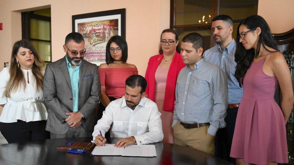  Gobernador firma orden ejecutiva para crear Consejo Asesor en Asuntos de Videojuegos, Ligas de Juegos Electr&oacute;nicos y Apuestas Deportivas 