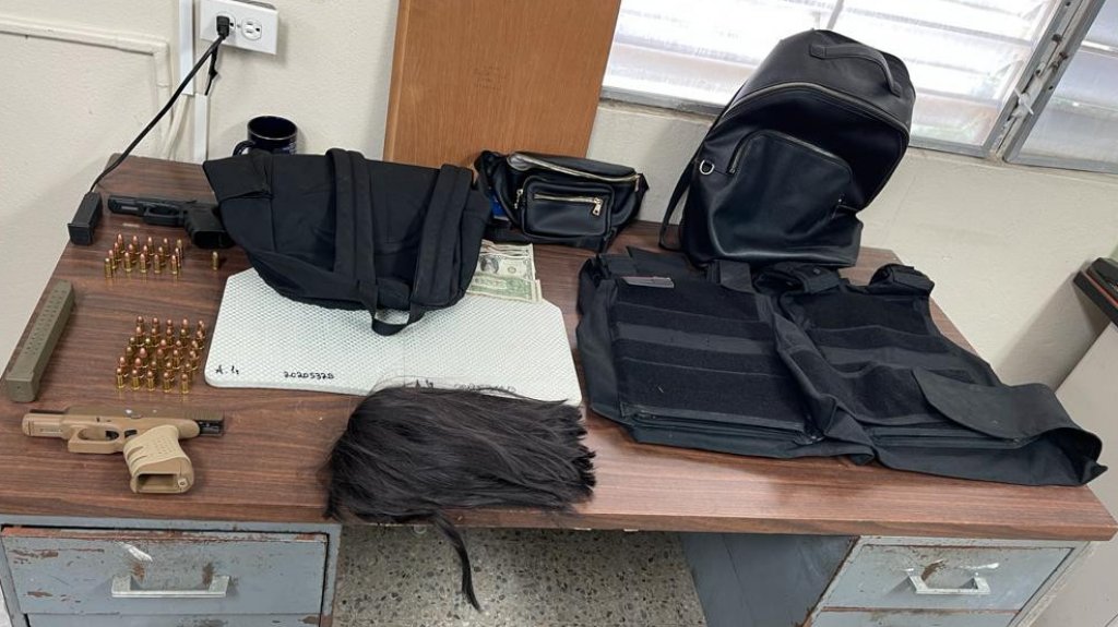  Agentes de Vega Baja arrestan &ldquo;Chamaquito&rdquo; de 17 a&ntilde;os con dos pistolas y chalecos a prueba de balas 