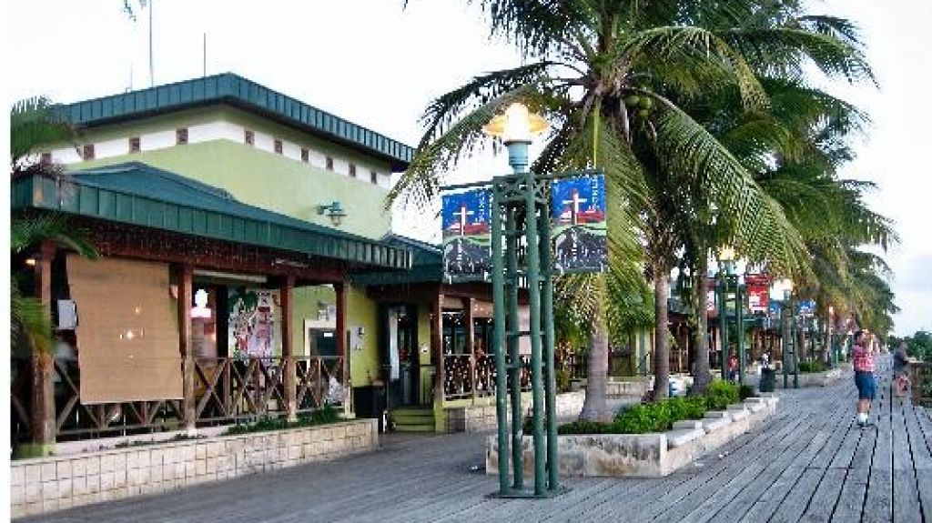 Alcaldesa de Ponce agradece a la AEE por energizar La Guancha