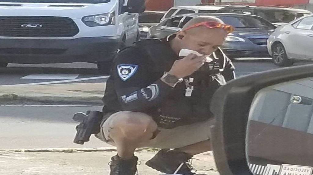 Ciudadana capta en foto cómo policías municipales, en San Juan, son obligados a comer en la calle 