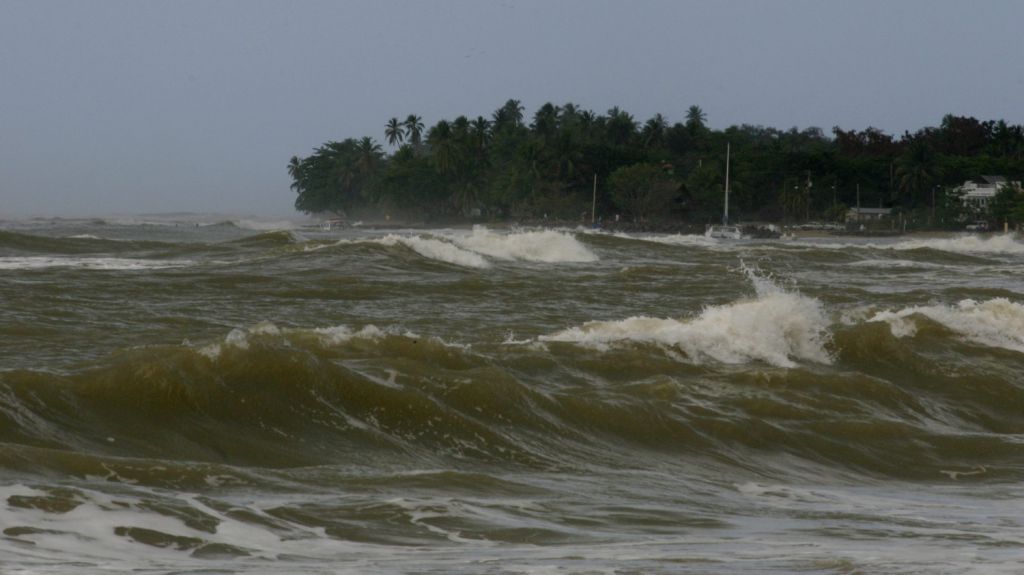 Emiten advertencia por alto oleaje de 13 pies en el norte de Puerto Rico