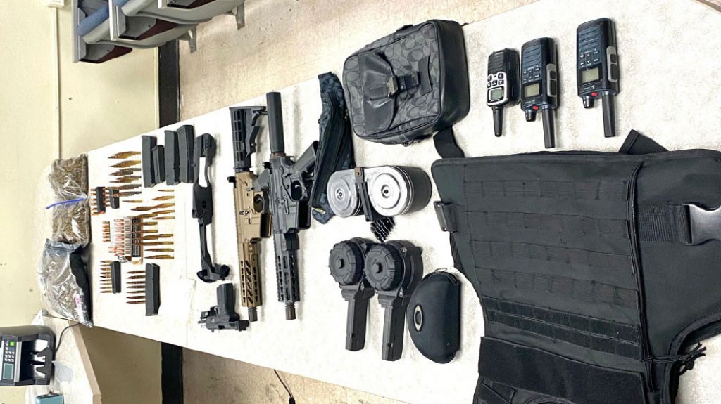  Continua la polic&iacute;a dando &ldquo;Palos&rdquo; en Manat&iacute;, ahora ocupan armas de alto poder 