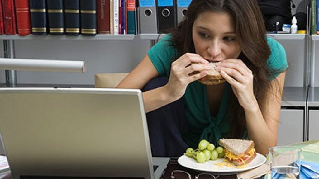  Los peligros de comer frente a la pantalla 