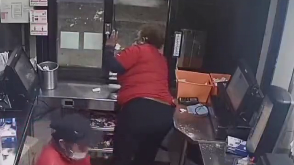  Video revela empleado de Jack-in-the-Box disparando a cliente durante disputa por papas fritas 