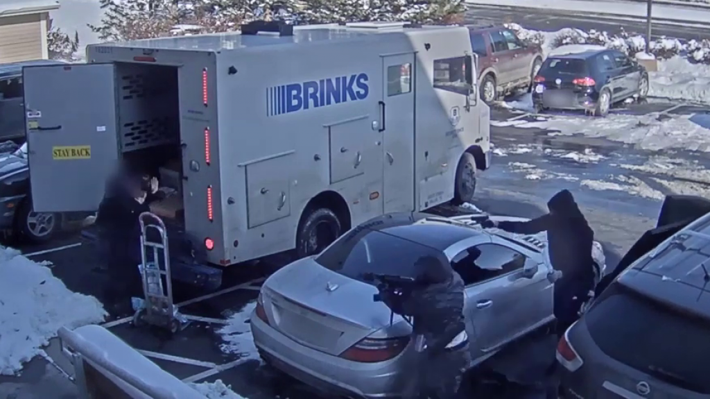  VIDEO: Asaltan veh&iacute;culo blindado a punta de pistola en Colorado, el FBI busca sospechosos 