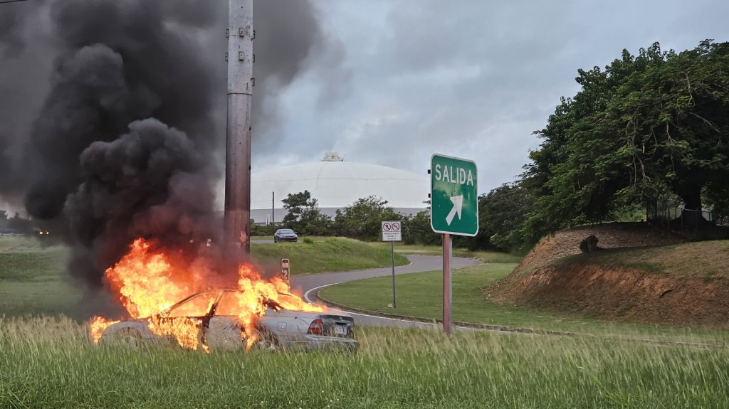  Veh&iacute;culo incendiado en la carretera en Arecibo 