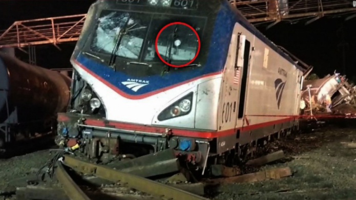 Algo golpeÃ³ al tren antes del accidente, segÃºn uno de los conductores del Amtrak