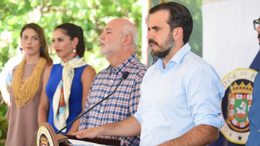  Gobernador anuncia se irá de vacaciones con su familia a un juego de la FIFA porque lo invitaron 