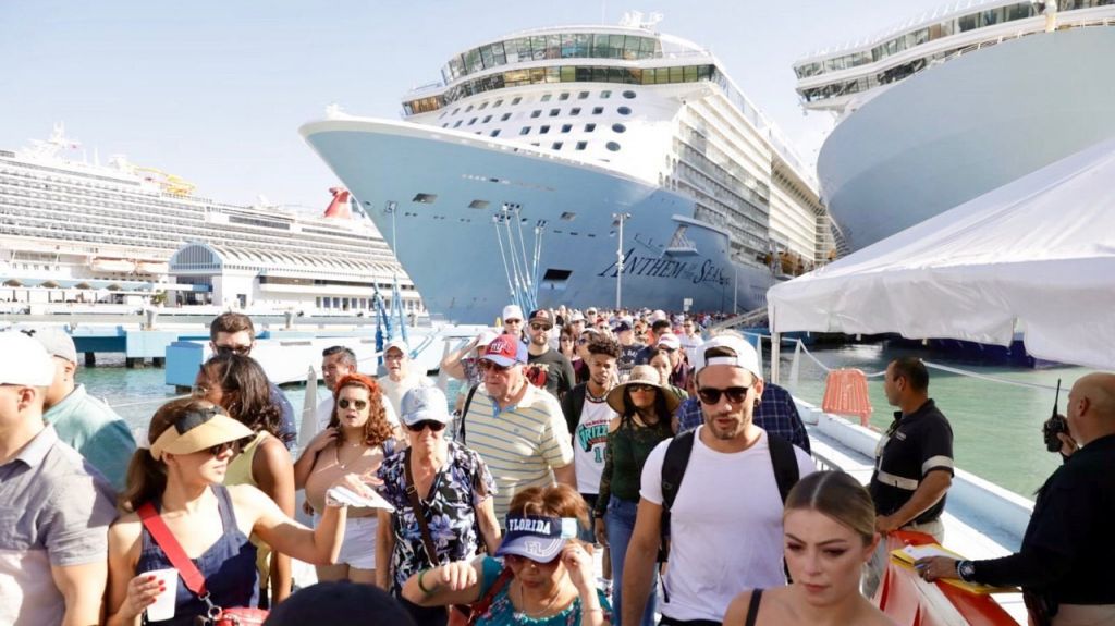  Disfrutan del Viejo San Juan cerca de 15 mil pasajeros de cruceros 