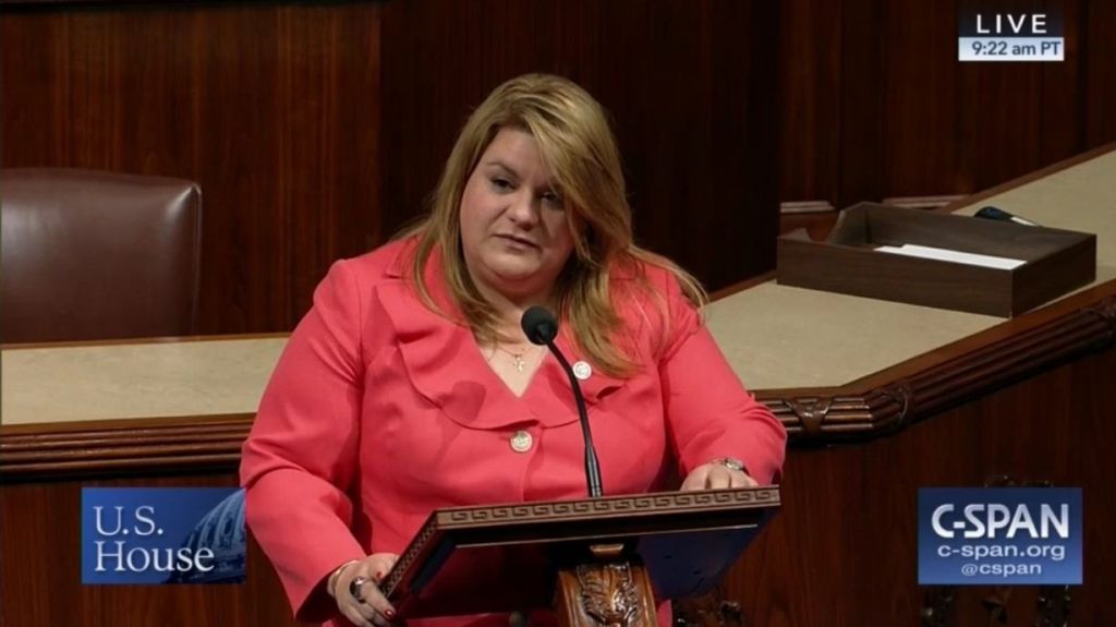  Comisionada residente considera demanda contra gobierno federal por peleas de gallos 