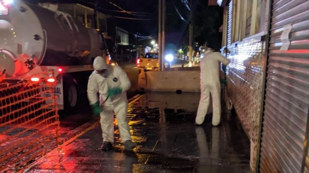  Guayanilla desinfecta las &aacute;reas comerciales por el Covid-19 