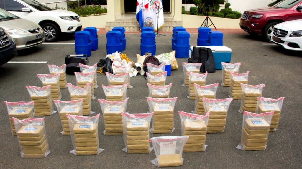  Detenidos dos dominicanos y un venezolano tras ser sorprendidos en el Mar Caribe transportando 175 paquetes de cocaína 