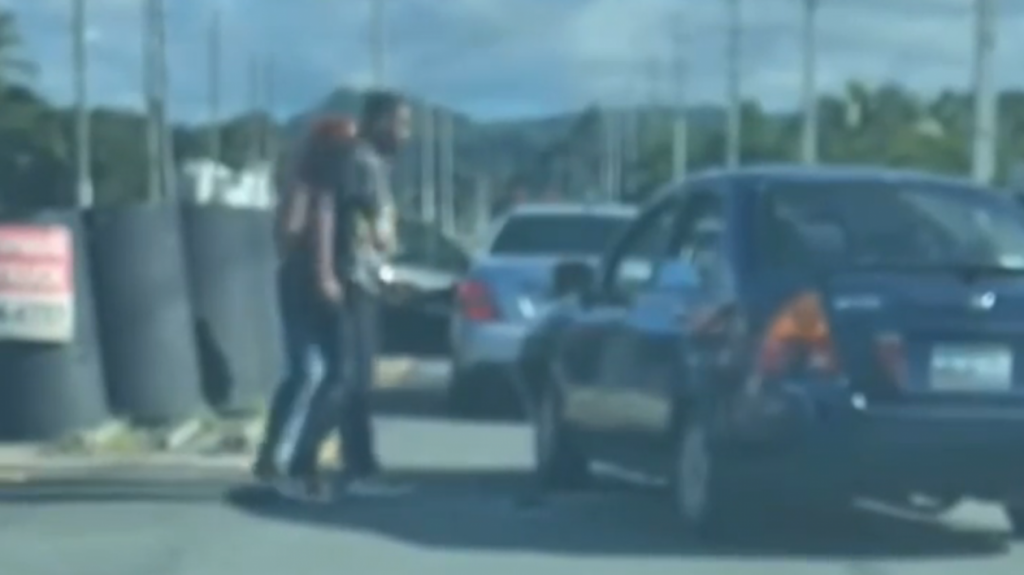  Captan en video momento que conductor en Rio Grande destroza el auto de otro conductor que lo choc&oacute; 