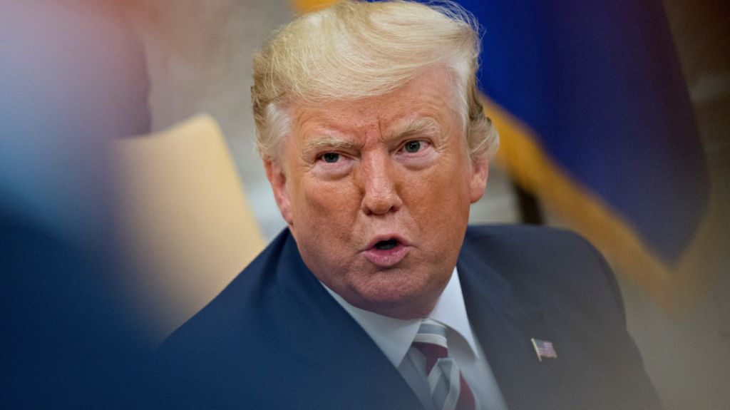  Trump anuncia norma para mantener detenidos indefinidamente a indocumentados 