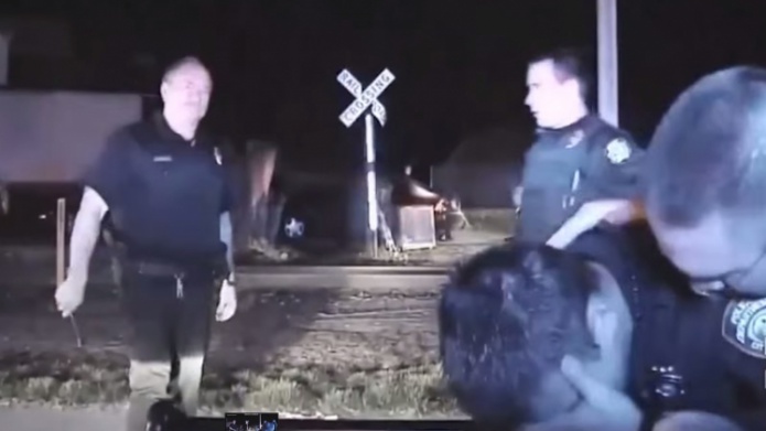 Policia no puede parar de llorar luego de dar muerte a hombre desarmado