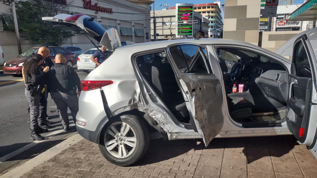  Persecuci&oacute;n de municipales de San Juan termina con carro chocado y un arrestado en Santurce 