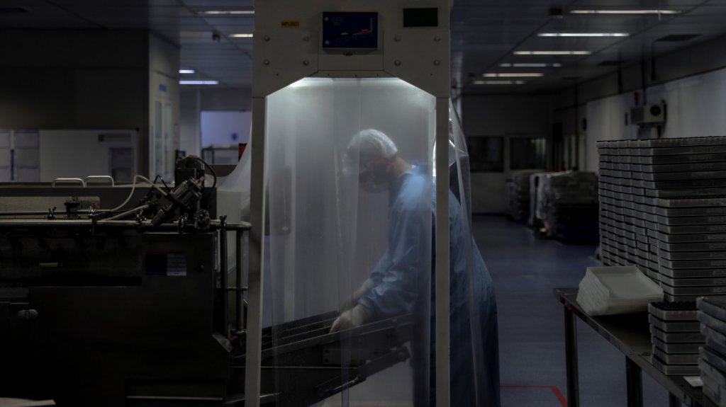  Oxford seguir&aacute; con pruebas de su vacuna pese a morir un voluntario en Brasil 