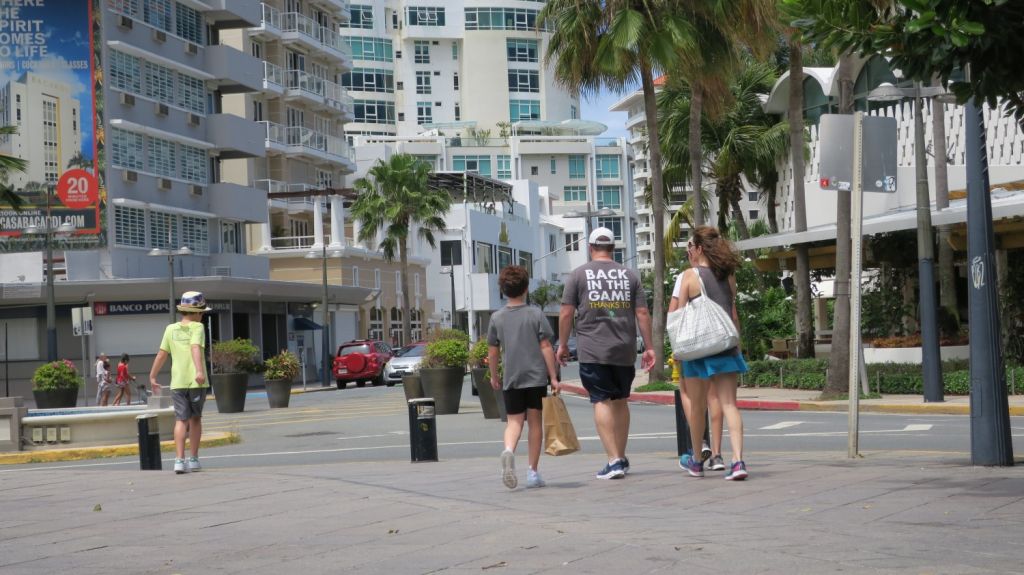  Los turistas siguen deambulando por el centro de San Juan pese a cuarentena 