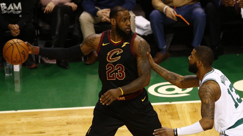  James logra triple-doble y ganan Cavaliers sin los nuevos jugadores 