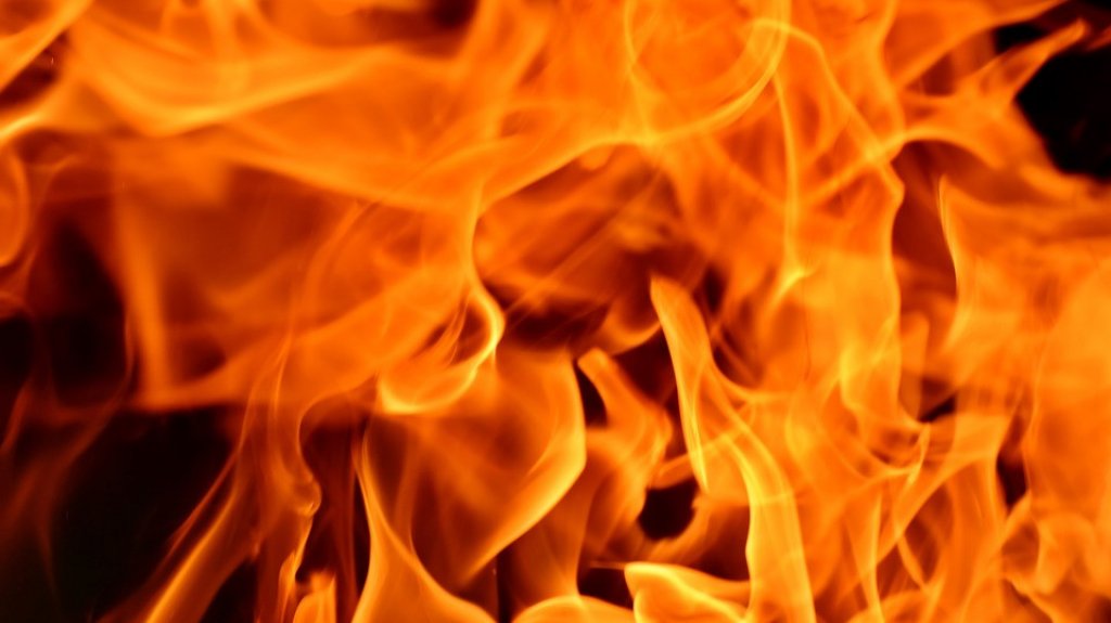  Le pegan fuego a carro en Moca 