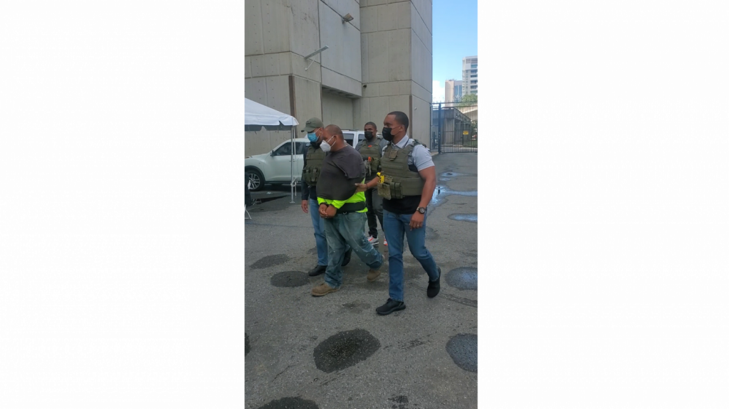  Video: Arrestan en la Kennedy hombre que era buscado por tentativa de asesinato y ley de armas 