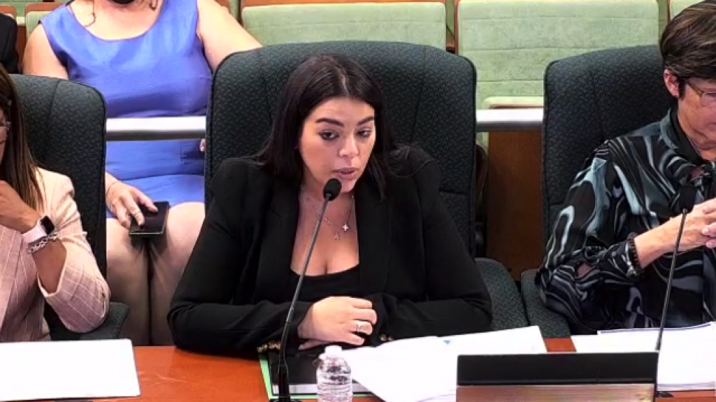  Secretaria interina del DRNA rechaza que est&eacute;n protegiendo el muro de Sol y Playa en Rinc&oacute;n 