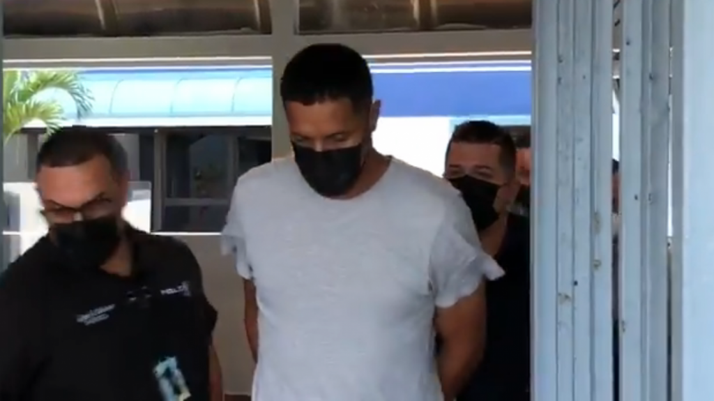  Video: arrestan a hombre que alegadamente intent&oacute; secuestrar una mujer en Plaza del Sol 
