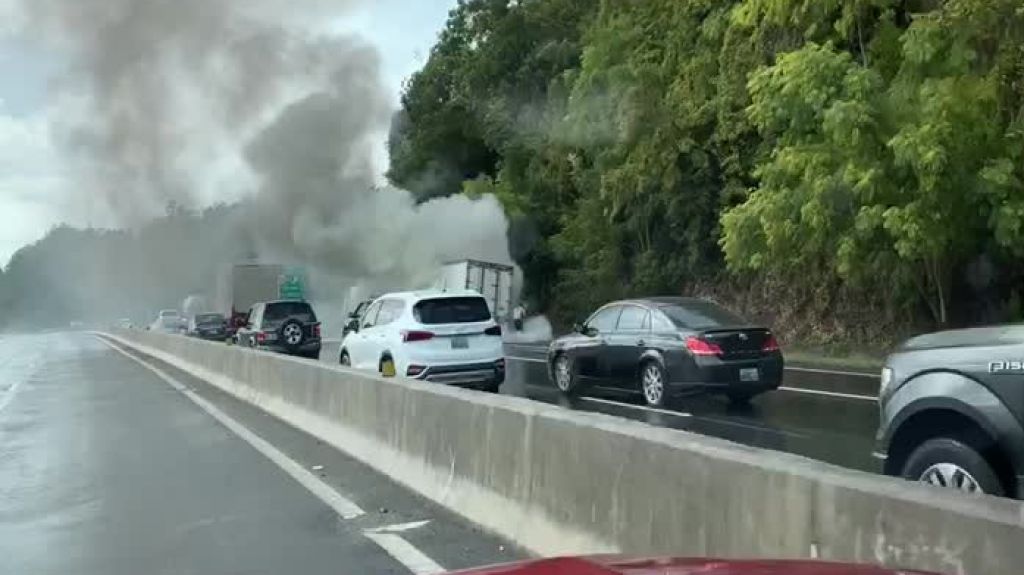  Video: Mega Tap&oacute;n en expreso 22 hacia Dorado por cami&oacute;n incendi&aacute;ndose 