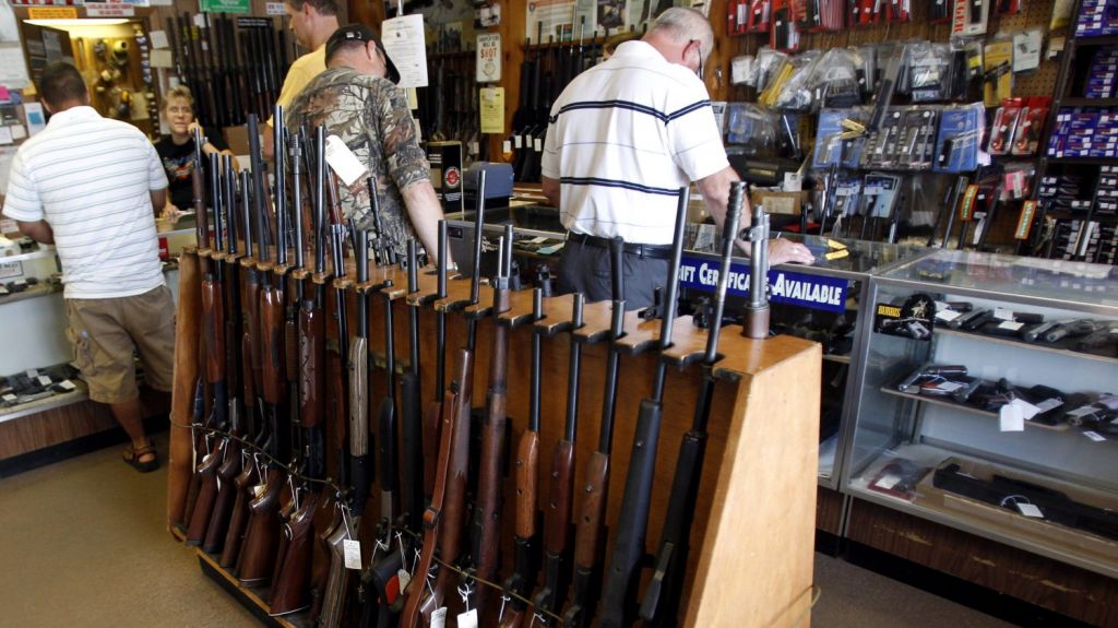  COVID-19 dispara venta de armas en EE.UU. a segunda m&aacute;s alta de la historia 