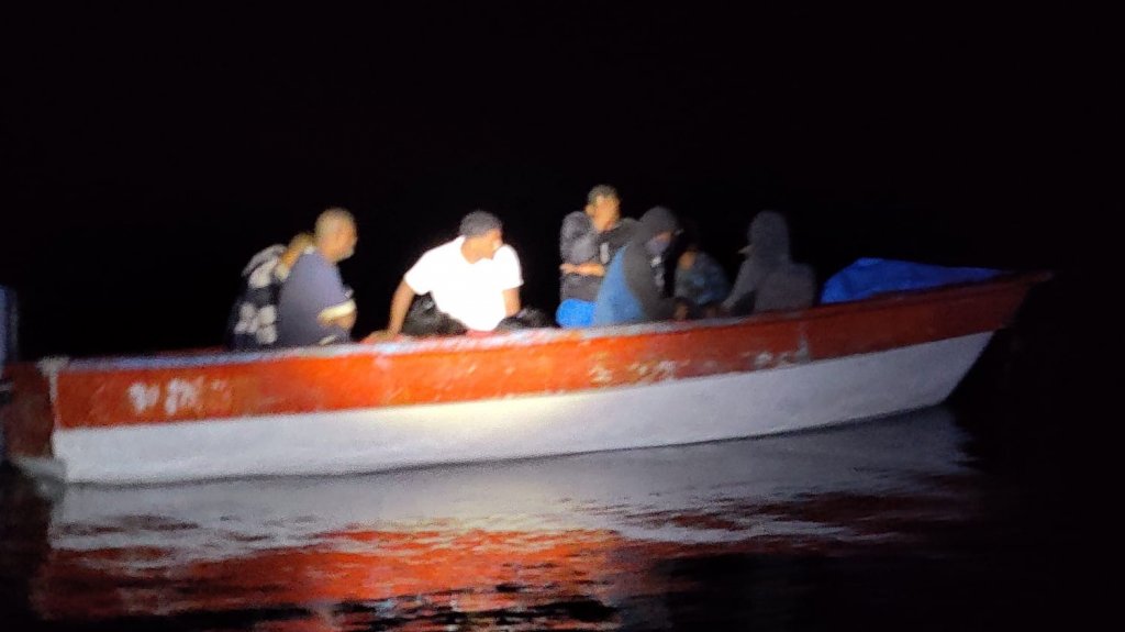  Intervienen en costas de Aguadilla con embarcaci&oacute;n en la que viajaban 13 personas 