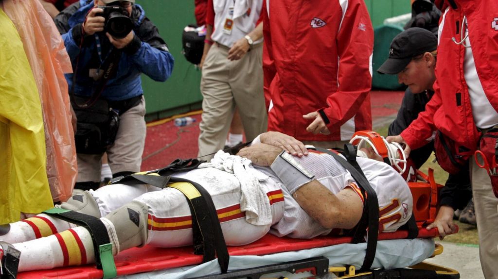  La NFL aplica una regla contra los golpes con la corona del casco 