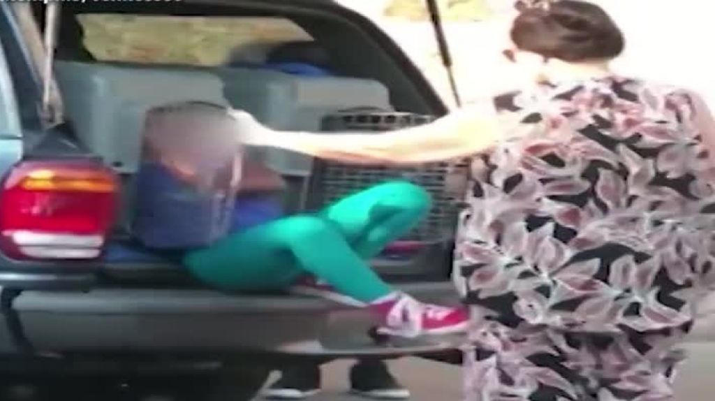  Video: Detienen mujer que transportaba dos niños en "Kennels" para perros 