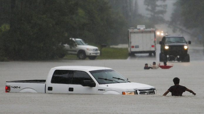 Hallan niÃ±a aferrada al cuerpo de su madre ahogada en Texas