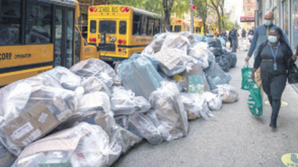  Basura llena a NY en protesta por vacuna a la fuerza 