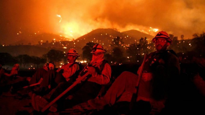 Llamas devoran pueblo en California; miles de evacuados