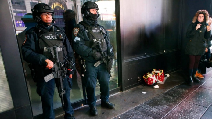 Alta seguridad en Times Square con camiones de basura