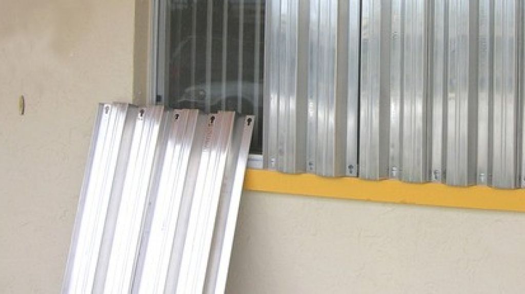  En plenos preparativos para Dorian se roban tormenteras de iglesia en Corozal 
