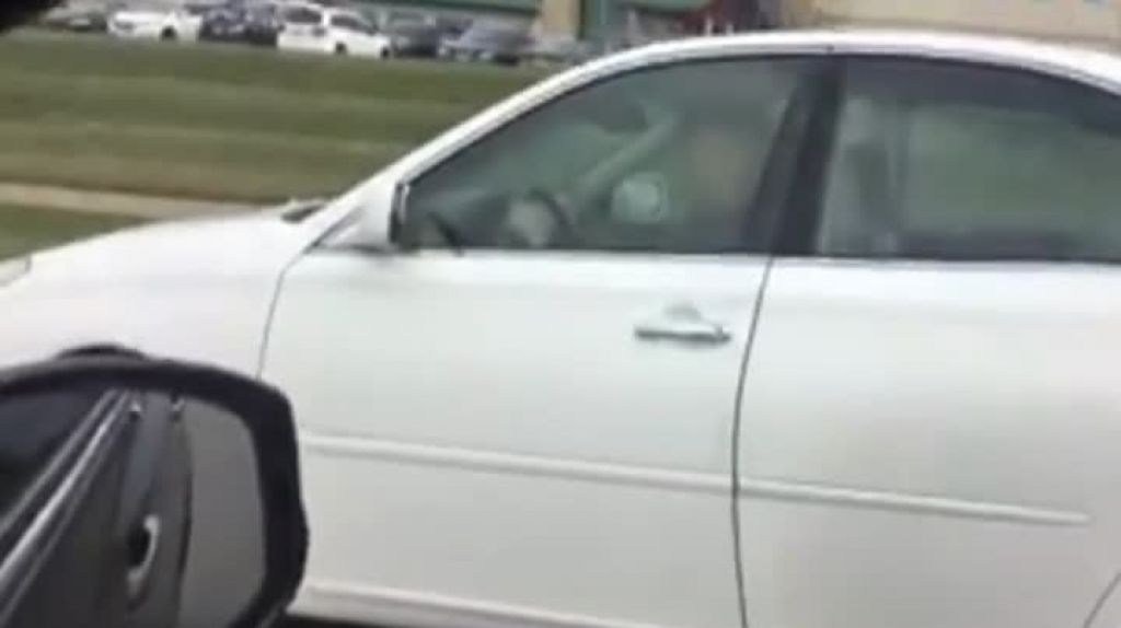 Video: GrabÃ³ a un conductor que "textiaba" y conducÃ­a y terminÃ³ chocando su auto por estar grabando  