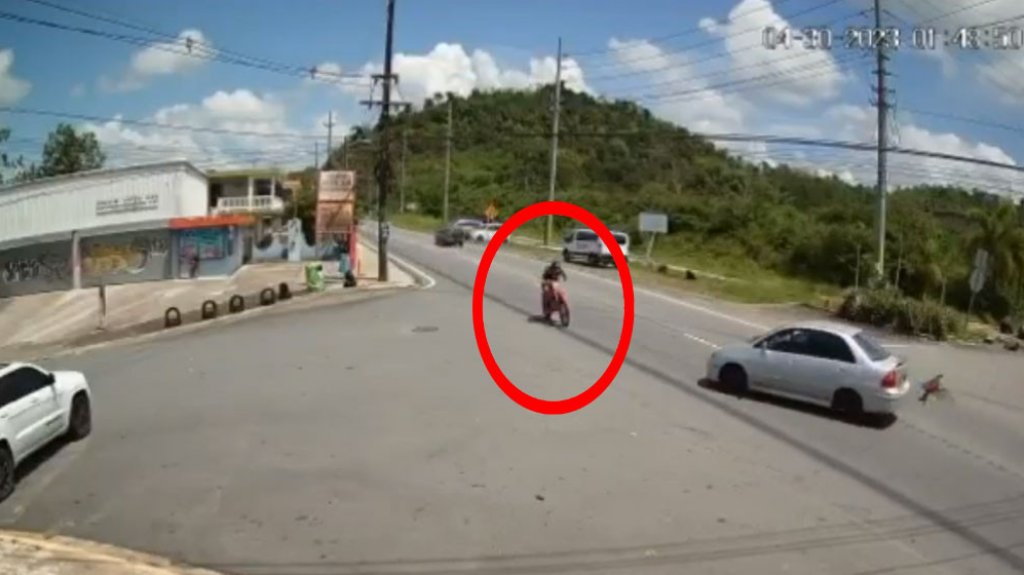  En video momento que conductor de motora sale &ldquo;volando&rdquo; luego de impactar un auto en San Lorenzo 