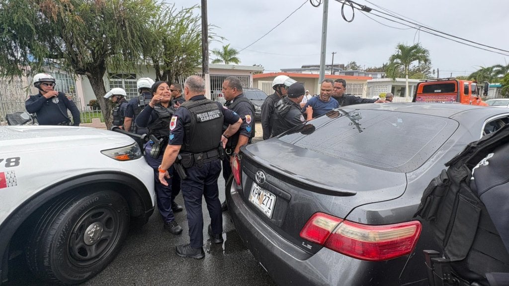  Fotos: Municipales de Carolina arrestan a un hombre con un arma y municiones luego de persecuci&oacute;n 
