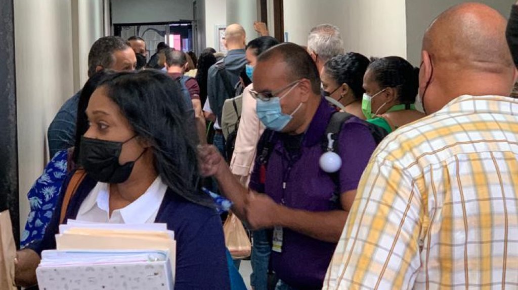  Denuncian aglomeraci&oacute;n de empleados en el Departamento del Trabajo 