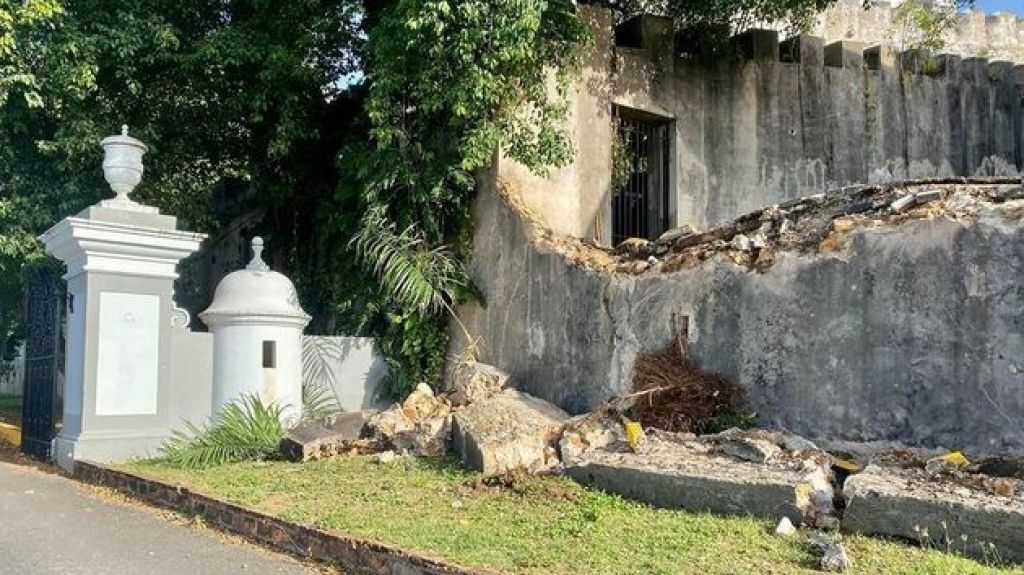  Polic&iacute;a aclara que fue un auto y no una Guagua la que se estrell&oacute; con el muro de Viejo San Juan 