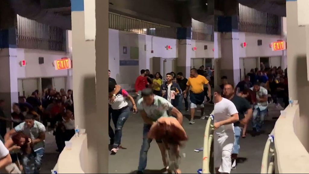  Video: Fan&aacute;ticos de los Capitanes de Arecibo fuerzan las puertas del Coliseo, para entrar luego que bomberos las cerraran por poca capacidad. 