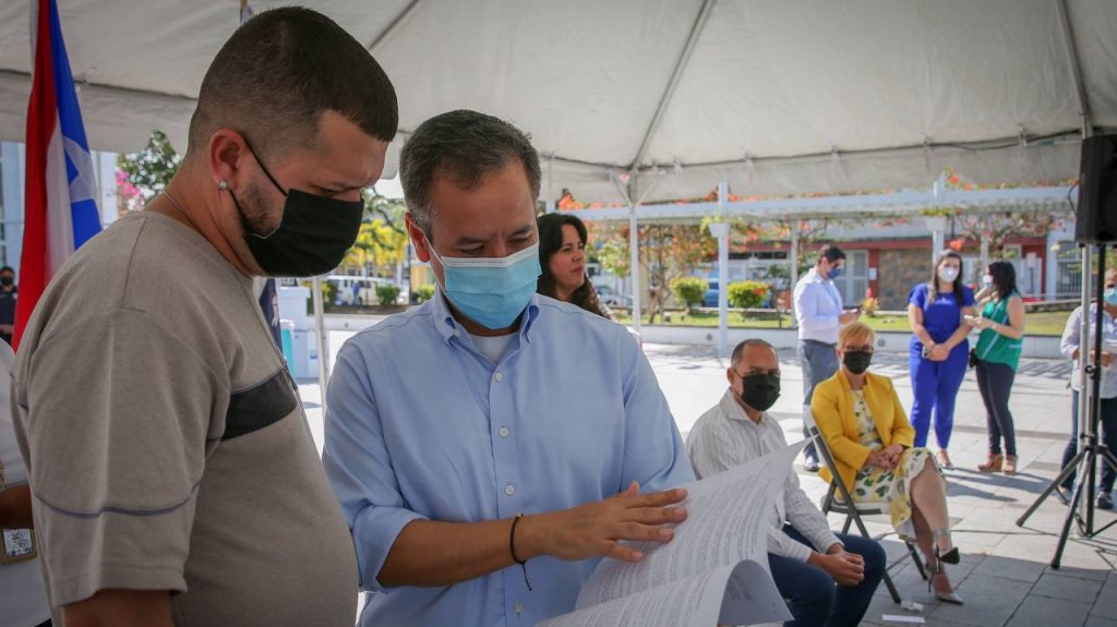  Municipio de San Juan entrega 20 certificados de arrendamiento a personas sin hogar 